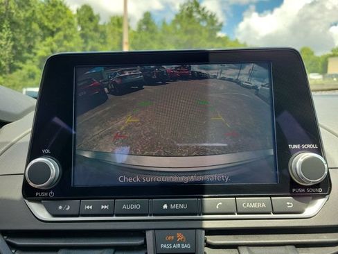 Used 2025 Nissan Altima 2.5 SV FWD image 12