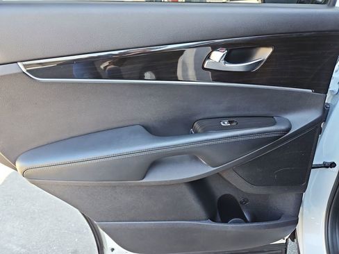 Used 2019 Kia Sorento LX image 25