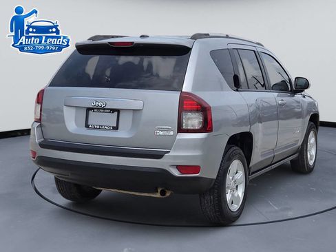 Used 2017 Jeep Compass Latitude FWD image 5
