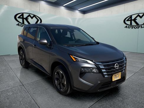 Used 2025 Nissan Rogue SV FWD image 1