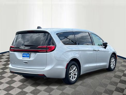 Used 2024 Chrysler Pacifica Touring-L image 4