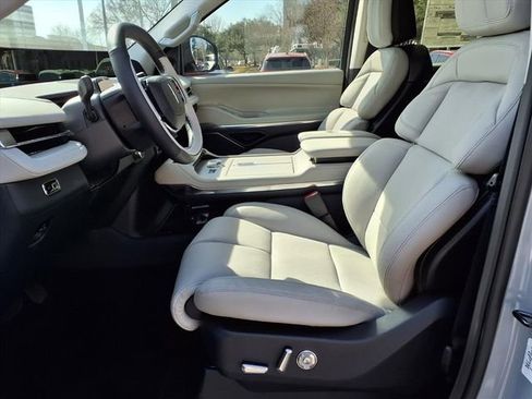 New 2026 Lincoln Navigator L Premier AWD/4WD image 7