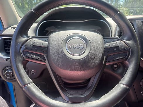 Used 2019 Jeep Cherokee Trailhawk w/ Comfort/Convenience Group AWD/4WD image 10