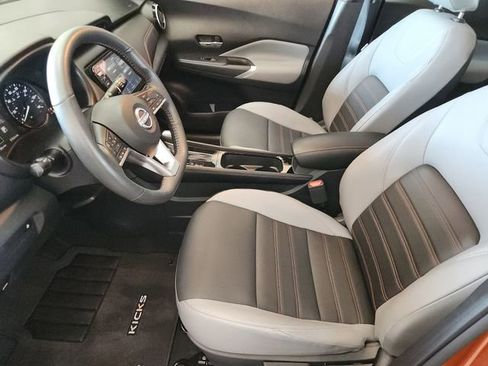 Used 2023 Nissan Kicks SR w/ SR Premium Package FWD image 9