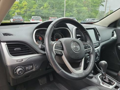 Used 2018 Jeep Cherokee Trailhawk AWD/4WD image 21