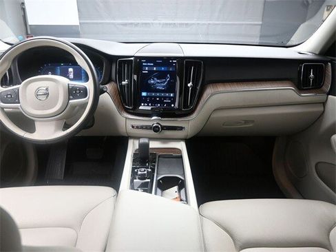 Certified 2022 Volvo XC60 B5 Momentum w/ Climate Package image 9