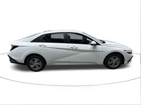 New 2026 Hyundai Elantra SE FWD image 2