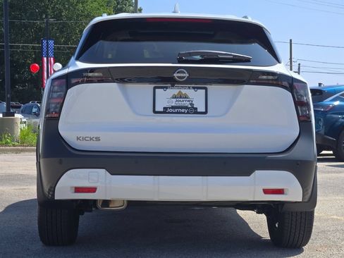 Used 2025 Nissan Kicks SV w/ SV Premium Package FWD image 13