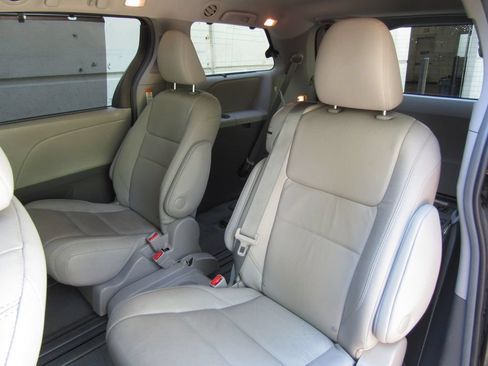 Used 2015 Toyota Sienna XLE Premium FWD image 16