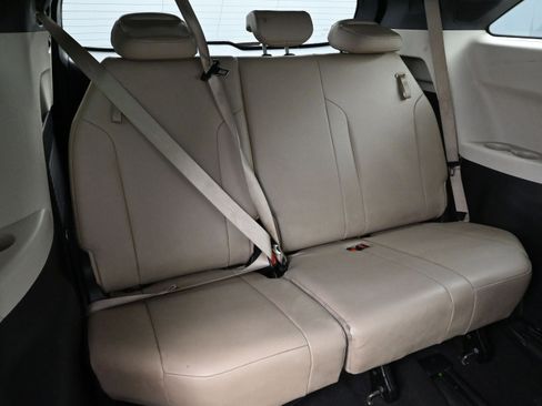 Used 2022 Toyota Sienna XLE image 26