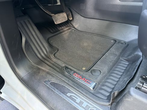 Used 2024 GMC Sierra 1500 AT4 w/ Technology Package image 17