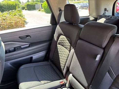 Used 2025 Nissan Pathfinder SV FWD image 42