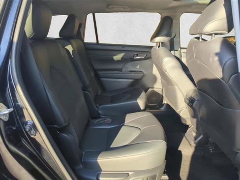 Used 2022 Toyota Highlander XLE image 24