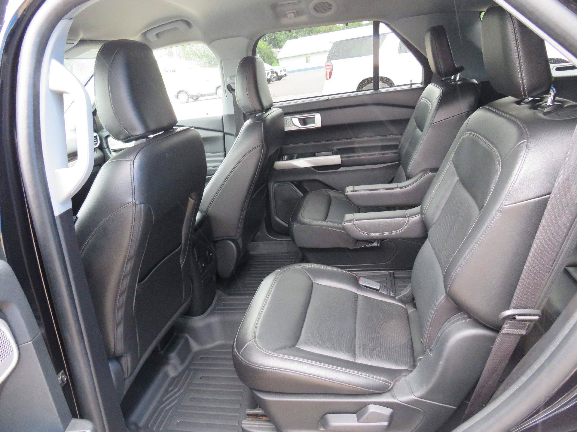 Used 2022 Ford Explorer Limited w/ Equipment Group 301A AWD/4WD image 7