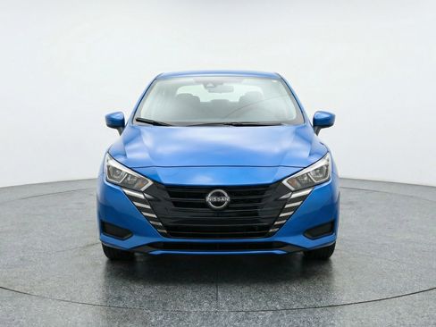 Used 2025 Nissan Versa SV image 2