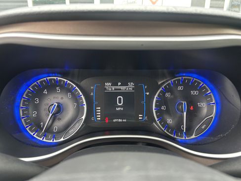 Used 2017 Chrysler Pacifica Touring-L w/ Tire & Wheel Group FWD image 9