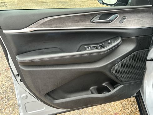 Used 2024 Jeep Grand Cherokee Limited image 20