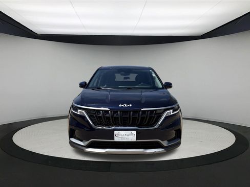 Used 2024 Kia Carnival LX FWD image 2