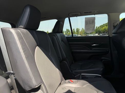 Used 2025 Toyota Grand Highlander AWD image 37