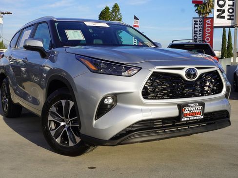 Certified 2025 Toyota Highlander XLE image 2