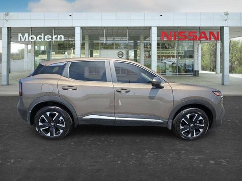 Used 2025 Nissan Kicks SV AWD/4WD image 4