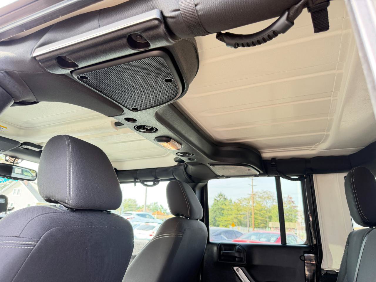Used 2016 Jeep Wrangler Unlimited Sahara w/ Connectivity Group AWD/4WD image 26