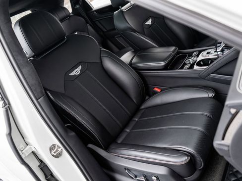 Used 2022 Bentley Bentayga image 42