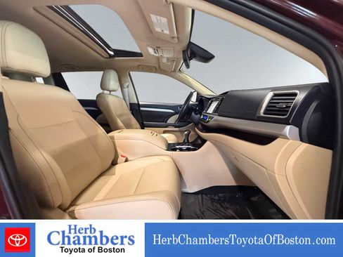 Used 2019 Toyota Highlander XLE AWD/4WD image 20