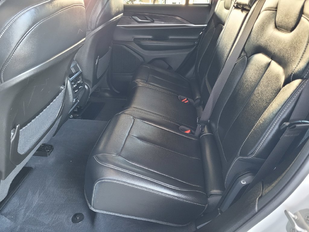 Used 2023 Jeep Grand Cherokee Limited AWD/4WD image 10