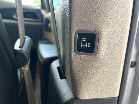 Used 2024 Chrysler Pacifica Touring-L FWD image 28