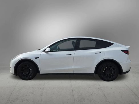Used 2024 Tesla Model Y Long Range image 3