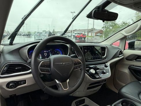 Used 2023 Chrysler Pacifica Touring-L FWD image 9
