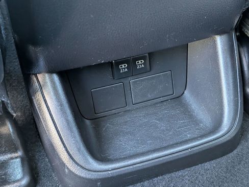 Used 2018 Toyota Highlander LE FWD image 32