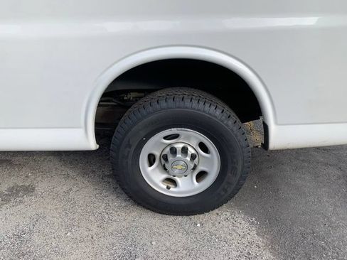 Used 2011 Chevrolet Express 2500 RWD image 32