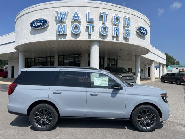 Used 2025 Ford Expedition Platinum w/ Stealth Performance Package AWD/4WD image 1