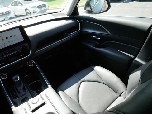 Used 2025 Toyota Grand Highlander AWD image 11