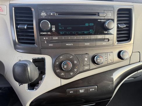 Used 2011 Toyota Sienna LE image 12