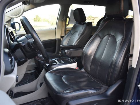 Used 2020 Chrysler Pacifica Touring-L FWD image 10