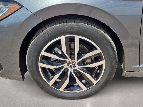 Used 2025 Volkswagen Jetta SE FWD image 10
