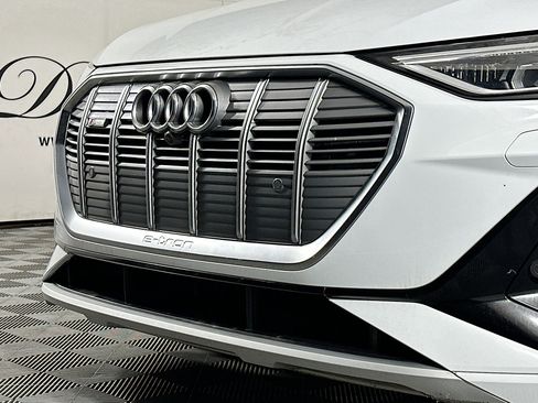 Used 2022 Audi e-tron Premium Plus w/ Premium Plus Package AWD/4WD image 35