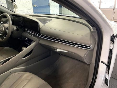 Certified 2025 Hyundai Elantra SEL FWD image 13