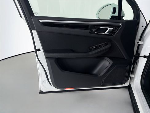 Certified 2023 Porsche Macan Turbo AWD/4WD image 6