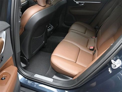 Certified 2025 Volvo V90 B6 Cross Country Plus image 23