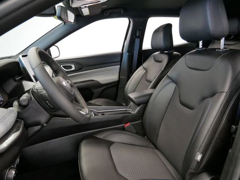 Certified 2025 Jeep Compass Latitude image 3