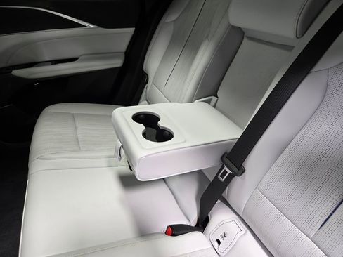 Used 2024 Cadillac Lyriq Luxury AWD/4WD image 35