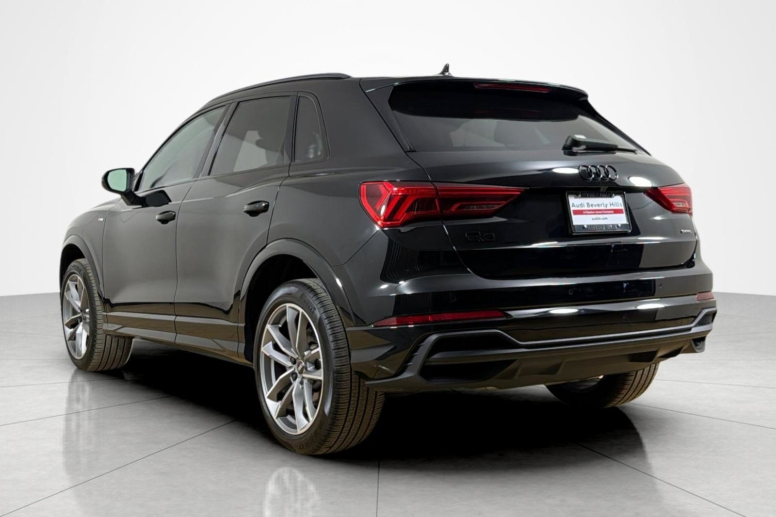 Used 2023 Audi Q3 2.0T Premium w/ Black Optic Sport Package AWD/4WD image 3