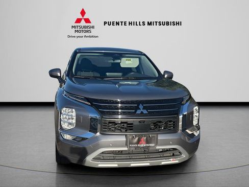 Used 2023 Mitsubishi Outlander ES image 2