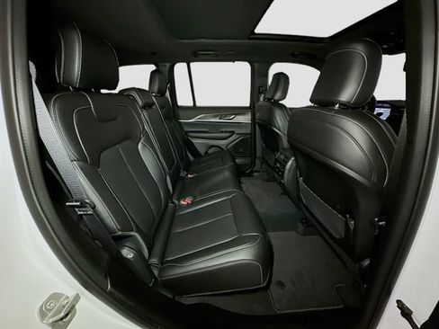 New 2025 Jeep Grand Cherokee Limited w/ Luxury Tech Group II image 31