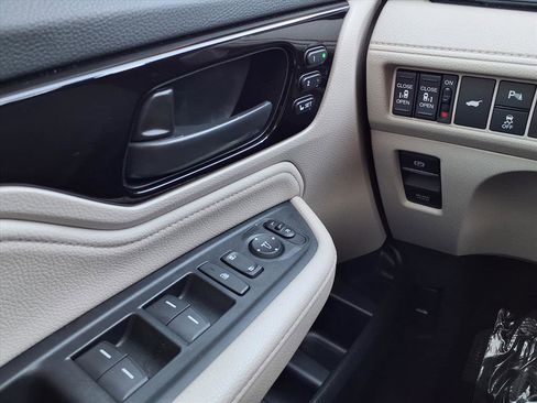 Certified 2025 Honda Odyssey Touring image 8