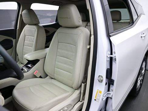 Used 2023 GMC Terrain Denali w/ Denali Premium Package AWD/4WD image 13